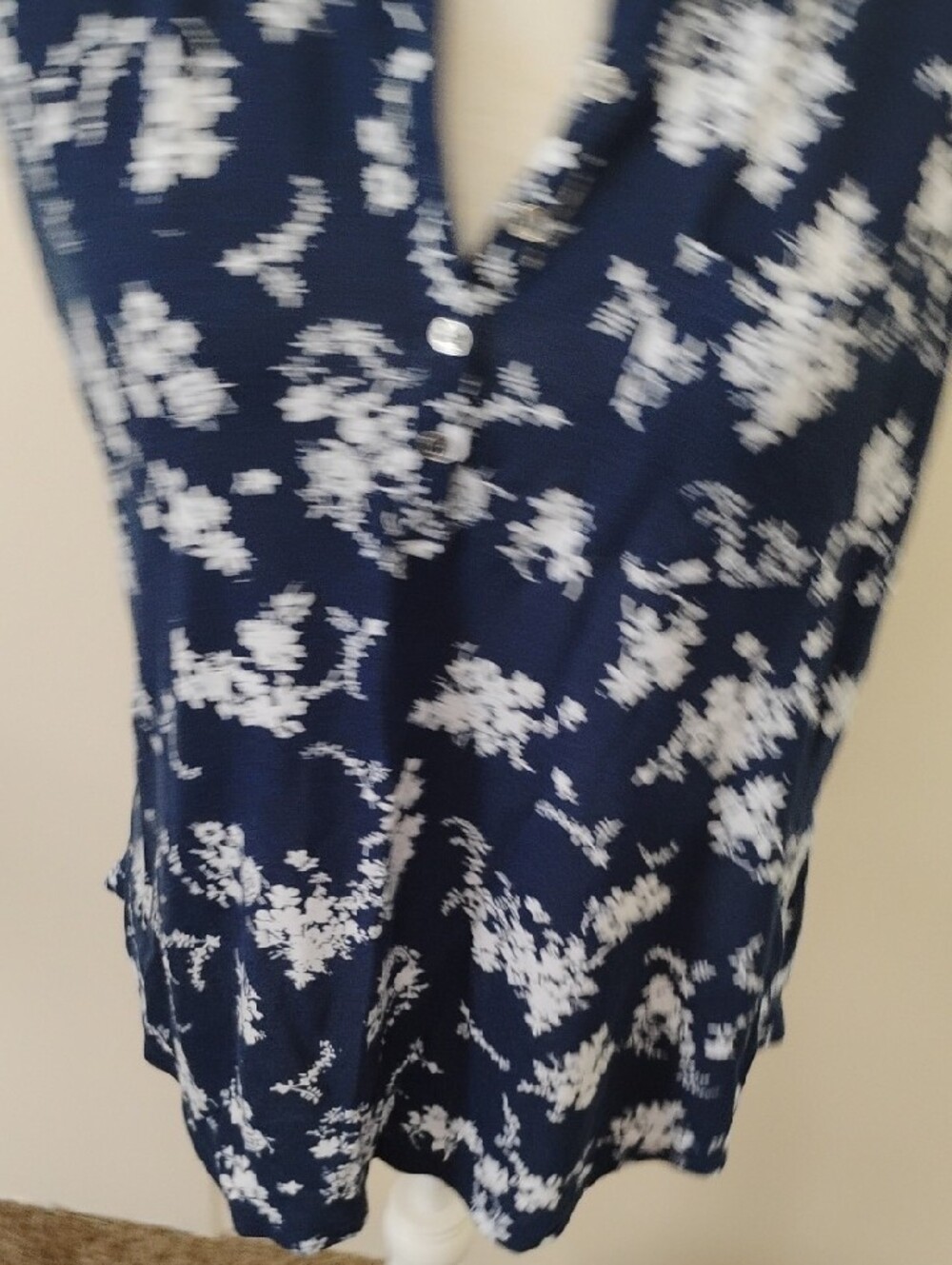Liz Claiborne Navy and White Sleeveless Floral Henley Top - Picture 3 of 7